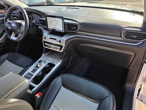 Used 2022 Ford Explorer XLT image 7