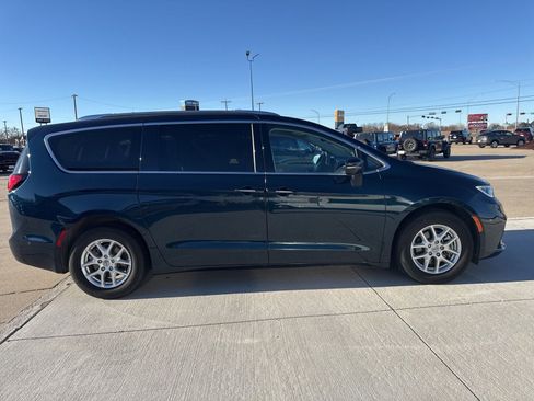 Used 2021 Chrysler Pacifica Touring-L w/ Uconnect Theater Family Group image 9