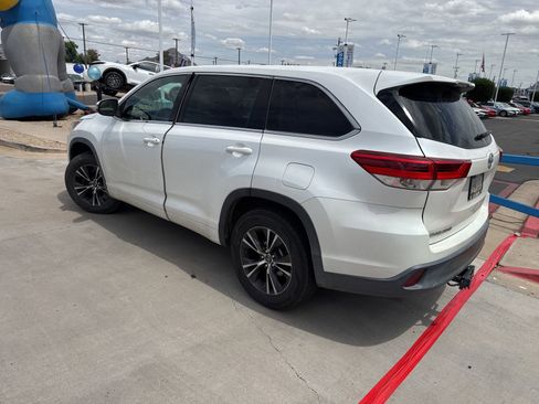 Used 2017 Toyota Highlander LE w/ Carpet Mat Package image 4
