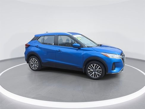 Used 2024 Nissan Kicks SV image 2
