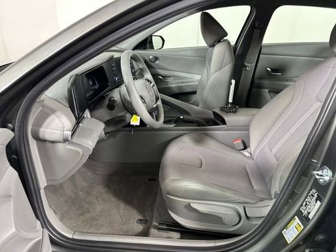 Used 2025 Hyundai Elantra SE w/ Cargo Package FWD image 11