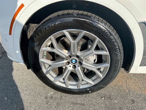 Used 2023 BMW X7 xDrive40i w/ Premium Package image 12