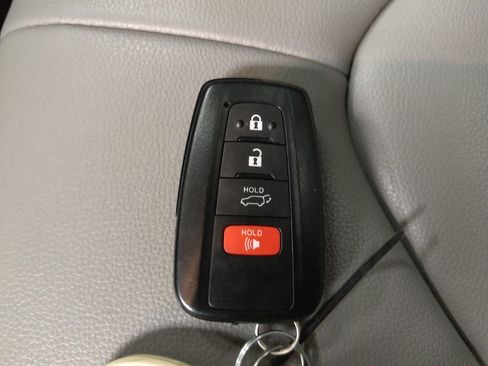 Used 2022 Toyota Highlander XLE FWD image 32