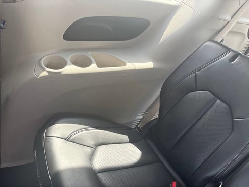Certified 2023 Chrysler Pacifica Touring-L FWD image 36
