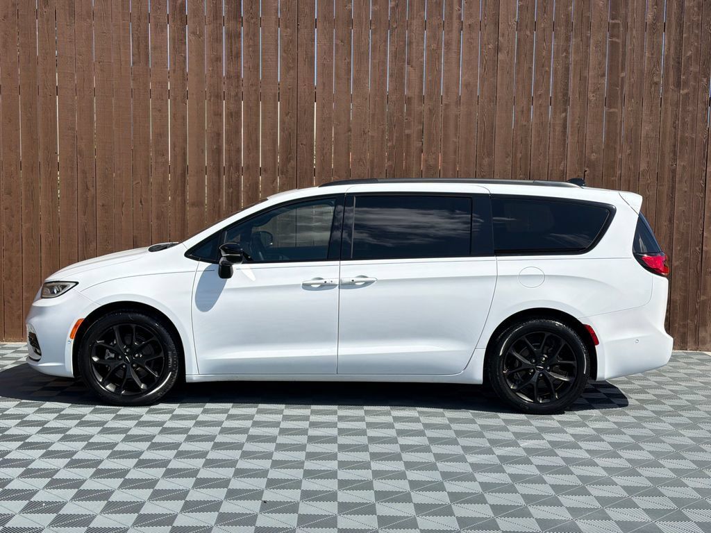 Used 2024 Chrysler Pacifica Touring-L w/ S Appearance Package FWD image 14