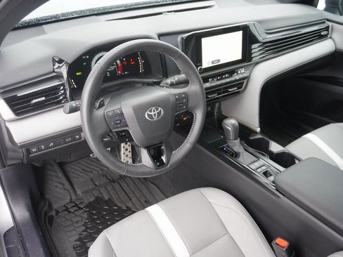 Used 2025 Toyota Camry SE image 9