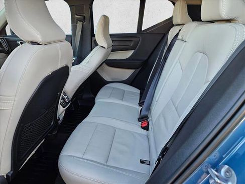 Used 2023 Volvo XC40 B5 Plus image 18