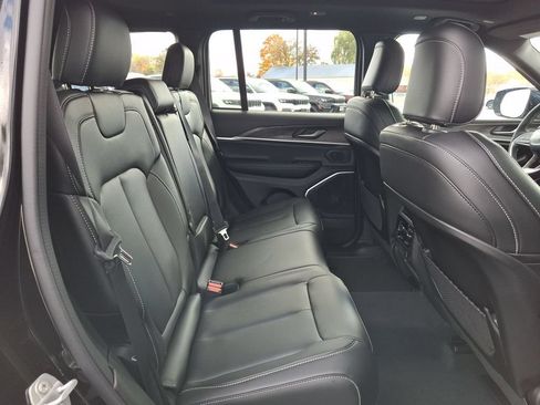 Used 2025 Jeep Grand Cherokee Limited w/ Black Appearance Package AWD/4WD image 13