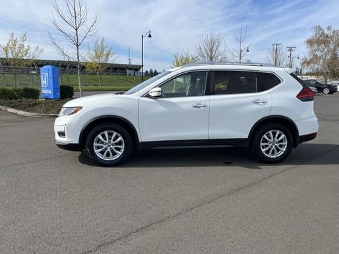 Used 2017 Nissan Rogue SV image 2