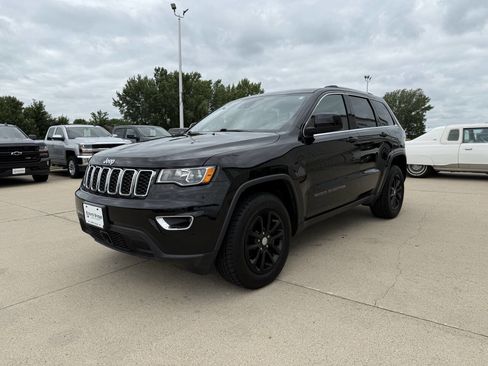 Used 2021 Jeep Grand Cherokee Laredo X image 2