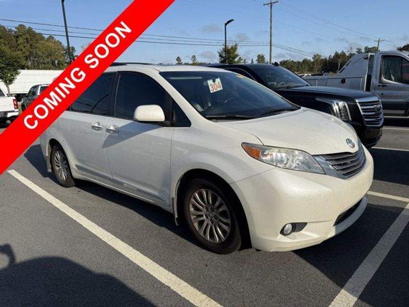 Used 2015 Toyota Sienna XLE image 1