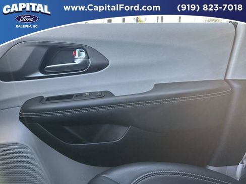 Used 2024 Chrysler Pacifica Touring-L image 26