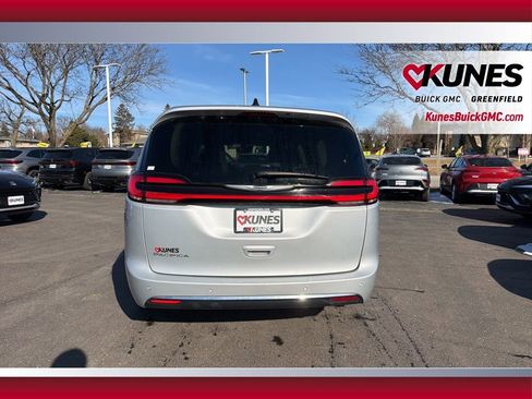 Used 2024 Chrysler Pacifica Touring-L FWD image 8