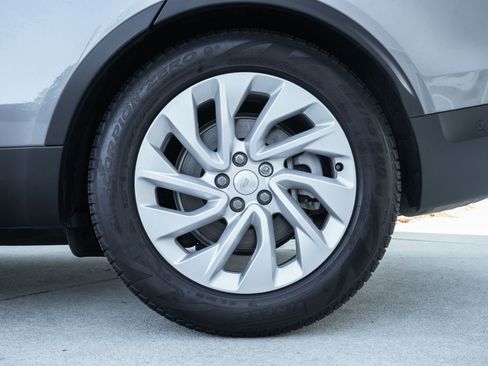 Used 2024 Land Rover Discovery S image 13