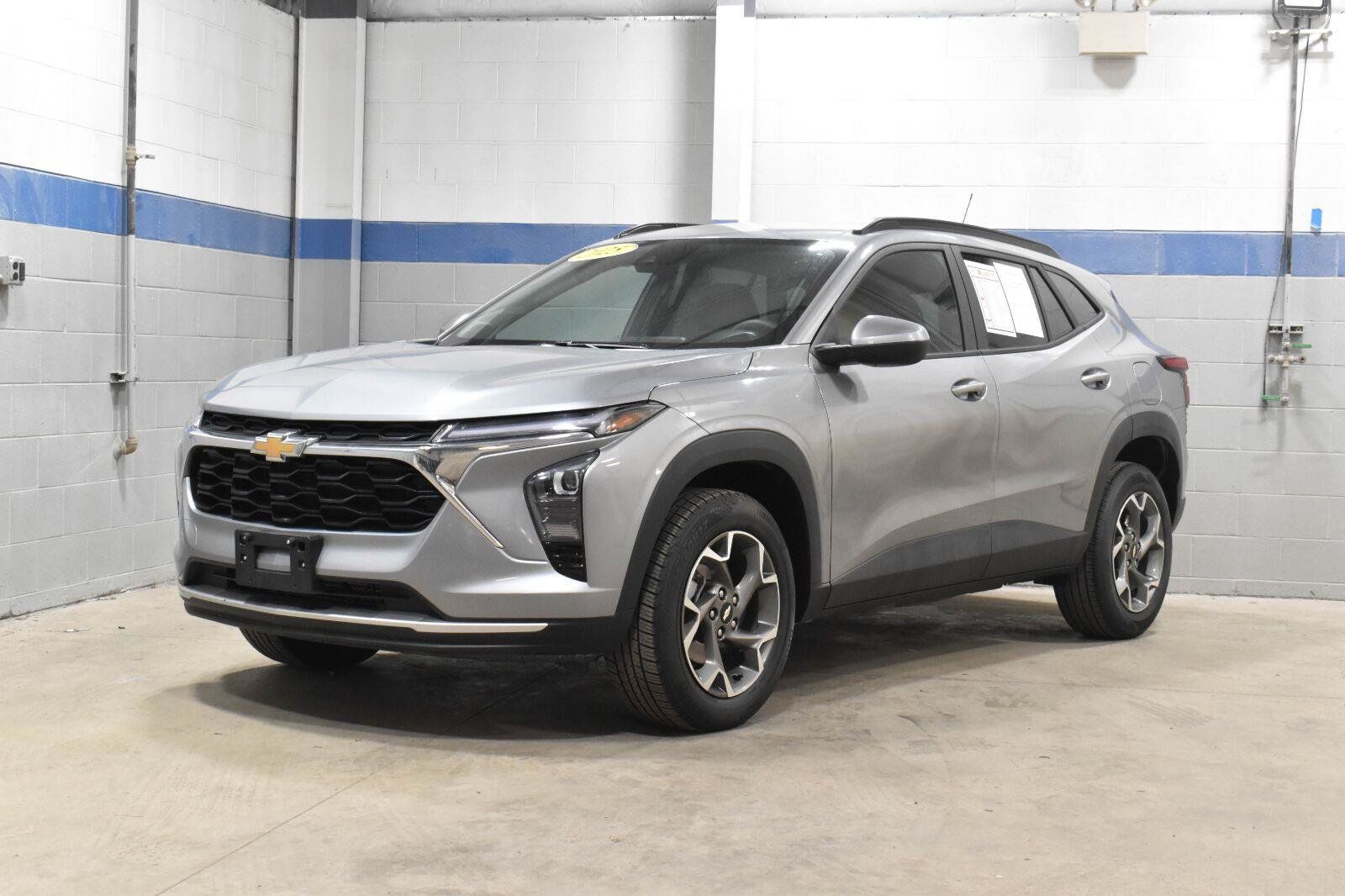 Used 2025 Chevrolet Trax LT FWD image 2