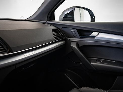 Certified 2025 Audi Q5 2.0T Premium w/ Convenience Plus Package image 39