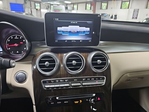 Used 2019 Mercedes-Benz GLC 300 4MATIC image 20