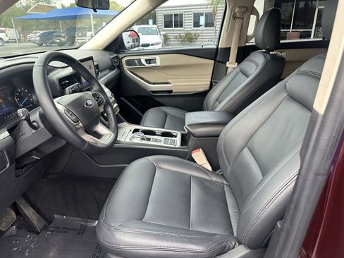 Used 2022 Ford Explorer XLT image 11