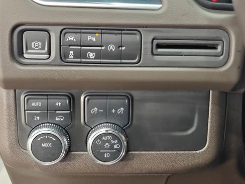 Used 2023 GMC Yukon SLT w/ SLT Luxury Package AWD/4WD image 10