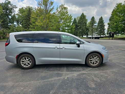 Used 2023 Chrysler Pacifica Touring-L FWD image 7