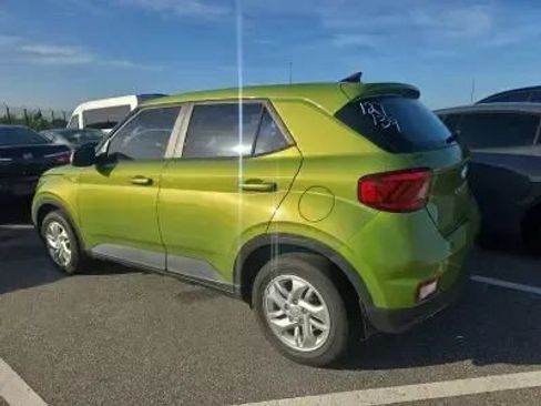 Used 2021 Hyundai Venue SE FWD image 2