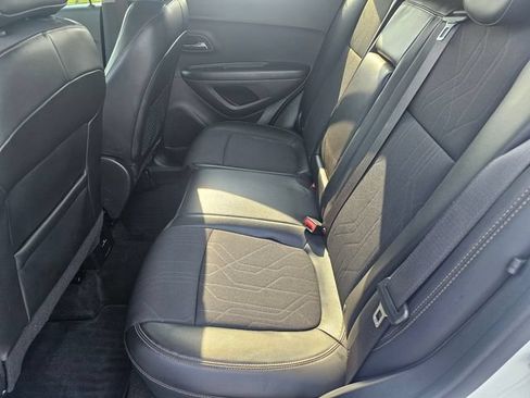 Used 2021 Chevrolet Trax LT w/ LT Convenience Package FWD image 13