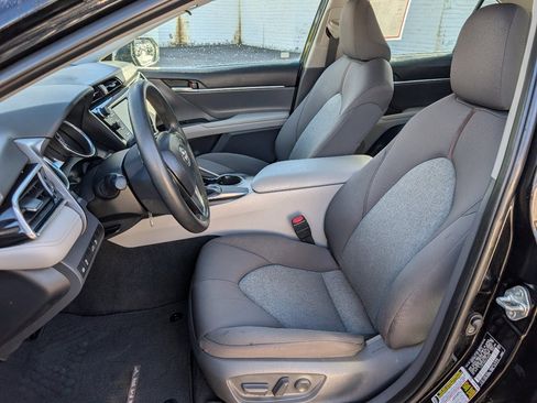 Used 2018 Toyota Camry LE image 2