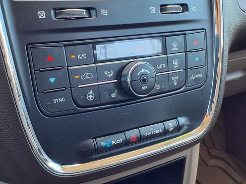 Used 2016 Chrysler Town & Country Touring w/ Driver Convenience Group FWD image 15