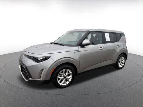 Used 2025 Kia Soul LX w/ LX Technology Package FWD image 4