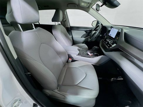 Certified 2023 Toyota Highlander L image 26