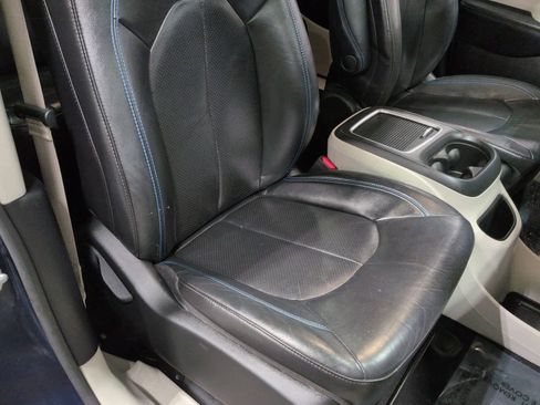 Used 2021 Chrysler Pacifica Touring-L image 14