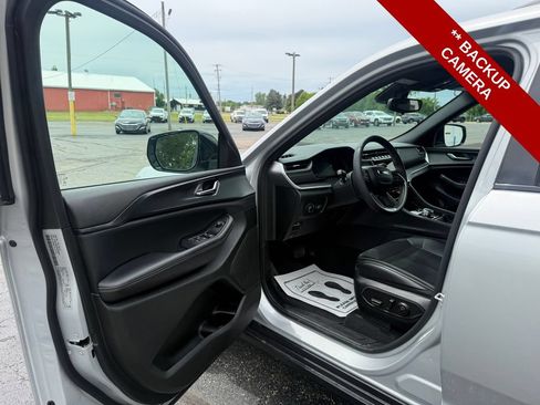 Used 2024 Jeep Grand Cherokee Altitude AWD/4WD image 12