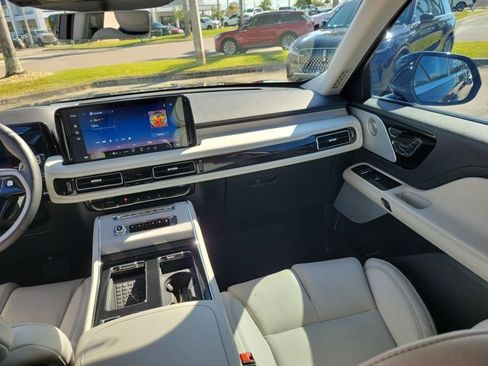 Certified 2025 Lincoln Aviator Reserve w/ Luxury Package image 22