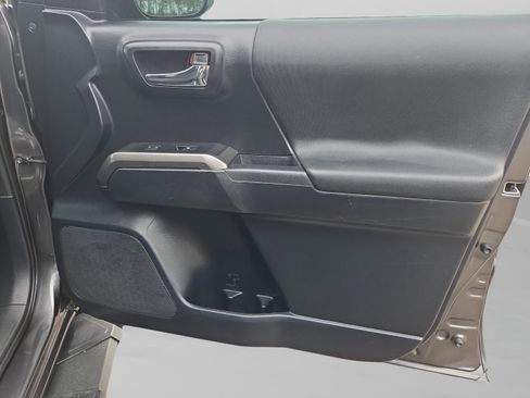 Used 2019 Toyota Tacoma TRD Sport image 27