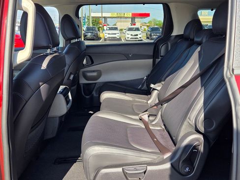 Used 2025 Kia Carnival EX FWD image 6