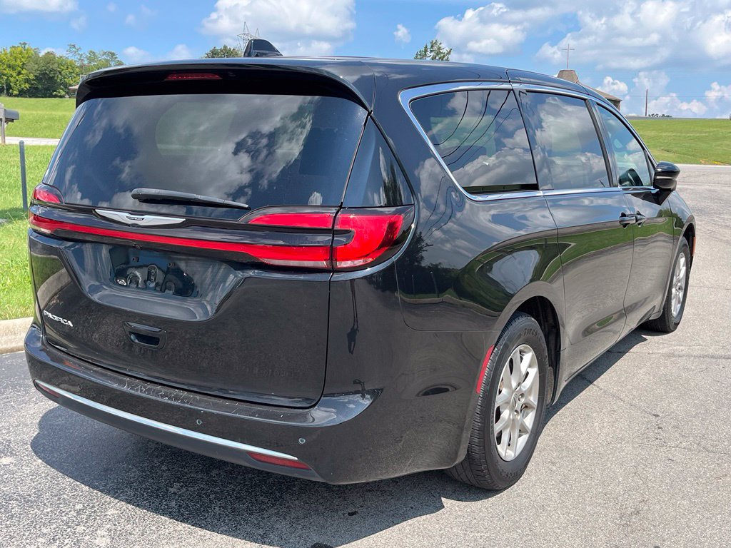 Used 2024 Chrysler Pacifica Touring FWD image 10