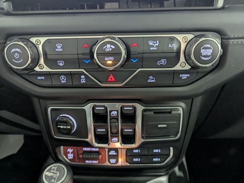 Used 2026 Jeep Gladiator Rubicon AWD/4WD image 17