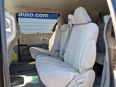 Used 2011 Toyota Sienna LE FWD image 10