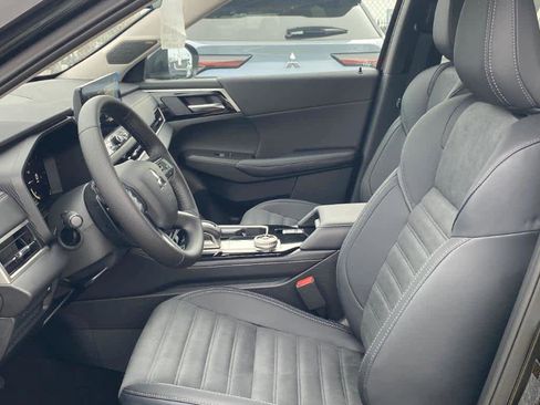 New 2025 Mitsubishi Outlander SE image 6