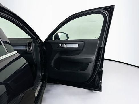 Used 2024 Volvo XC40 B5 Core image 33