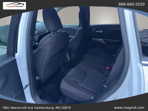 Used 2017 Jeep Cherokee Latitude w/ Cold Weather Group AWD/4WD image 9