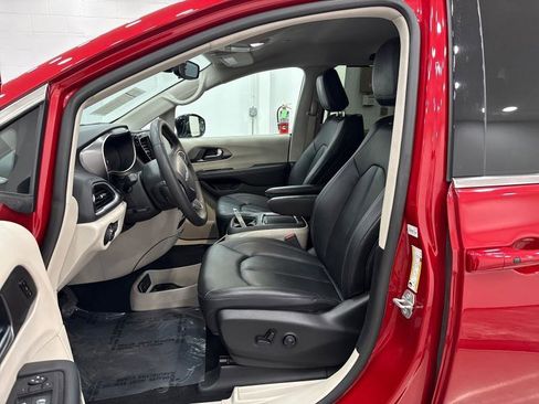 Used 2024 Chrysler Pacifica Touring-L image 43