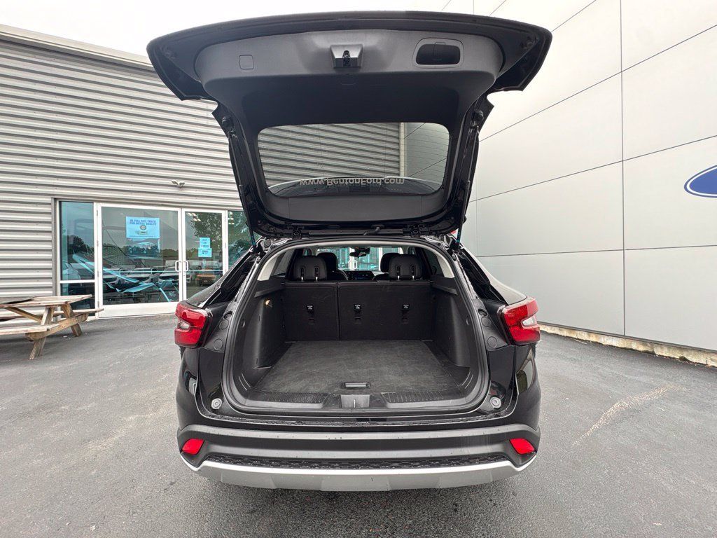 Used 2025 Chevrolet Trax LT FWD image 8