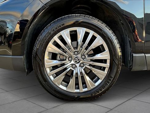 Used 2021 Toyota Venza XLE w/ Carpet Mat Package (TMS) image 10