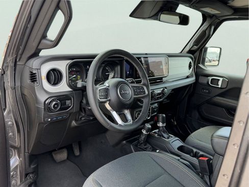 Used 2025 Jeep Wrangler Unlimited Sahara w/ Safety Group AWD/4WD image 16