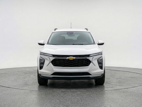 Used 2025 Chevrolet Trax LT w/ LT Convenience Package image 2