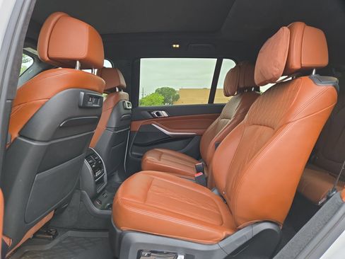 Used 2022 BMW X7 xDrive40i w/ M Sport Package AWD/4WD image 13