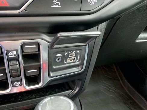 Used 2022 Jeep Wrangler Unlimited Sahara w/ Cold Weather Group AWD/4WD image 31