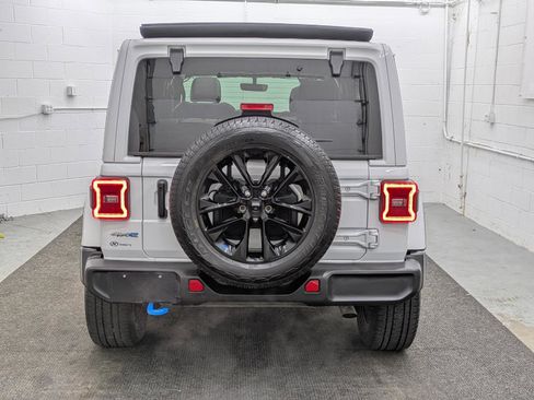 Used 2022 Jeep Wrangler Unlimited Sahara w/ Cold Weather Group image 16