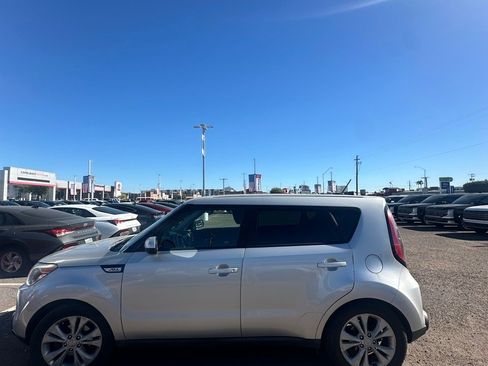 Used 2015 Kia Soul + image 5